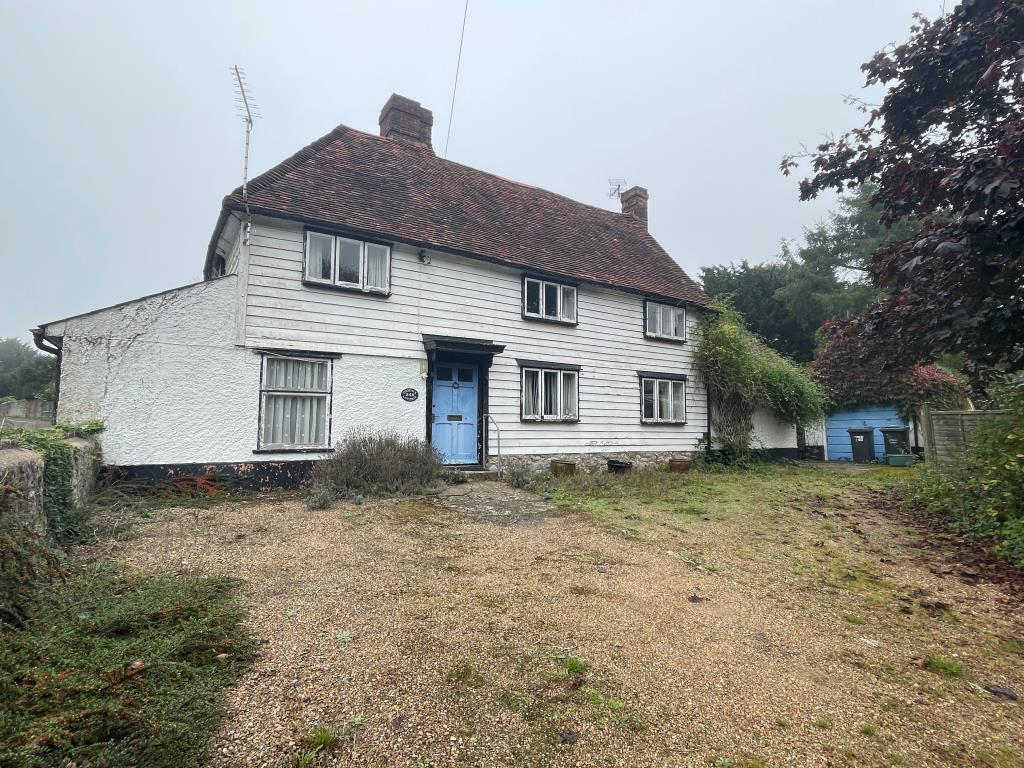 Lot: 121 - DETACHED FOUR-BEDROOM PERIOD PROPERTY FOR REFURBISHMENT - Front of property with driveway and garage